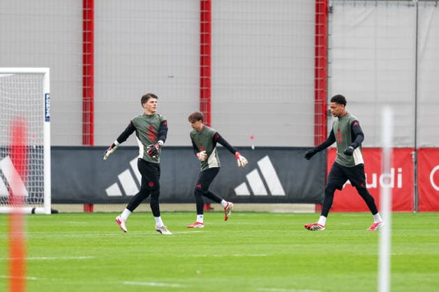 The FC Bayern Muenchen goalkeepers at training, Leo Prescott FC Bayern Muenchen, 37 , with Jannis Baertl FC Bayern Muenchen and Leonard Ruland, GER, Final training, FC Bayern Muenchen, Football, UEFA Champions League, Round of 16, second leg, 2025 2026 season, 17 03 2026, GER, Final training, FC Bayern Muenchen, Football, UEFA Champions League, Round of 16, second leg, 2025 2026 season, 17 03 2026 Muenchen Copyright: xEibner-Pressefoto JennixMaulx EP_JML
