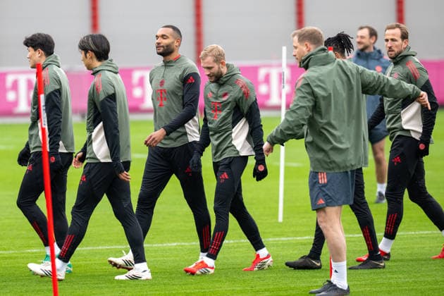 Minjae Kim 3 FC Bayern Muenchen , Hiroki Ito 21 FC Bayern Muenchen , Jonathan Tah 4 FC Bayern Muenchen , Konrad Laimer 27 FC Bayern Muenchen , Harry Kane 9 FC Bayern Muenchen on the way to the next training session, final training before the UEFA Champions League match against Atalanta Bergamo, season 2025 2026 at Saebener Strasse 17 03 2026 DFB regulations prohibit any use of photographs as image sequences and or quasi video Muenchen Bayern Germany Copyright: xkolbert-press UlrichxGamelx