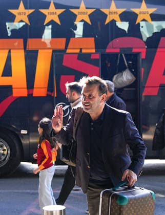 Galatasaray football team departs for UK for the match against Liverpool ISTANBUL, TURKIYE - MARCH 17: Head Coach Okan Buruk greets the fans as Galatasaray football team departed from Istanbul Airport on a special flight to UK ahead of their UEFA Champions League last 16 away match against Liverpool, in Istanbul, Turkiye on March 17, 2026. Esra Bilgin Anadolu Istanbul Turkey. Editorial use only. Please get in touch for any other usage.  Copyright: x2026xAnadoluxEsraxBilginx