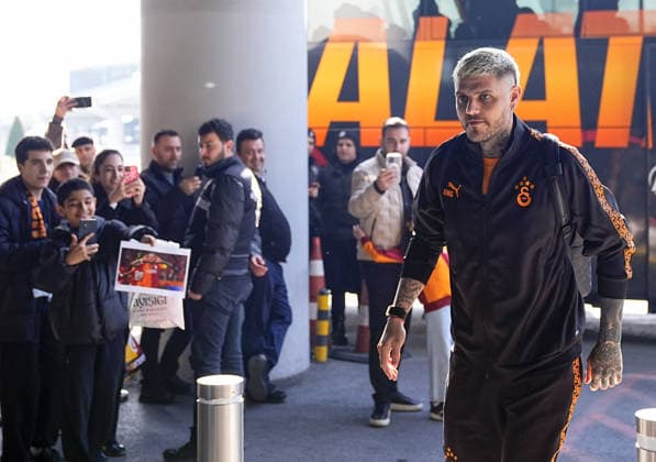 Galatasaray football team departs for UK for the match against Liverpool ISTANBUL, TURKIYE - MARCH 17: Galatasaray player Mauro Icardi is seen as Galatasaray football team departed from Istanbul Airport on a special flight to UK ahead of their UEFA Champions League last 16 away match against Liverpool, in Istanbul, Turkiye on March 17, 2026. Esra Bilgin Anadolu Istanbul Turkey. Editorial use only. Please get in touch for any other usage.  Copyright: x2026xAnadoluxEsraxBilginx