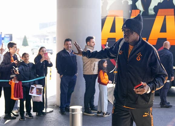 Galatasaray football team departs for UK for the match against Liverpool ISTANBUL, TURKIYE - MARCH 17: Galatasaray player Wilfried Singo greets the fans as Galatasaray football team departed from Istanbul Airport on a special flight to UK ahead of their UEFA Champions League last 16 away match against Liverpool, in Istanbul, Turkiye on March 17, 2026. Esra Bilgin Anadolu Istanbul Turkey. Editorial use only. Please get in touch for any other usage.  Copyright: x2026xAnadoluxEsraxBilginx