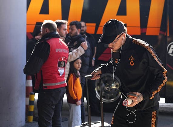 Galatasaray football team departs for UK for the match against Liverpool ISTANBUL, TURKIYE - MARCH 17: Galatasaray player Noa Lang is seen as Galatasaray football team departed from Istanbul Airport on a special flight to UK ahead of their UEFA Champions League last 16 away match against Liverpool, in Istanbul, Turkiye on March 17, 2026. Esra Bilgin Anadolu Istanbul Turkey. Editorial use only. Please get in touch for any other usage.  Copyright: x2026xAnadoluxEsraxBilginx