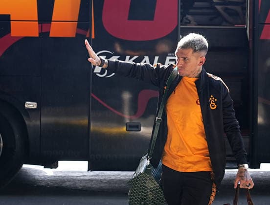 Galatasaray football team departs for UK for the match against Liverpool ISTANBUL, TURKIYE - MARCH 17: Galatasaray player Lucas Torreira greets the fans as Galatasaray football team departed from Istanbul Airport on a special flight to UK ahead of their UEFA Champions League last 16 away match against Liverpool, in Istanbul, Turkiye on March 17, 2026. Esra Bilgin Anadolu Istanbul Turkey. Editorial use only. Please get in touch for any other usage.  Copyright: x2026xAnadoluxEsraxBilginx