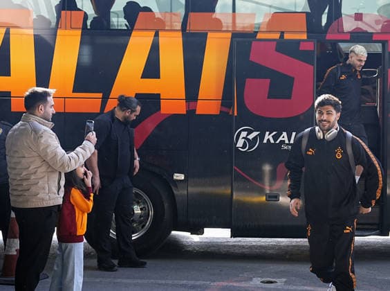 Galatasaray football team departs for UK for the match against Liverpool ISTANBUL, TURKIYE - MARCH 17: Galatasaray player Eren Elmali is seen as Galatasaray football team departed from Istanbul Airport on a special flight to UK ahead of their UEFA Champions League last 16 away match against Liverpool, in Istanbul, Turkiye on March 17, 2026. Esra Bilgin Anadolu Istanbul Turkey. Editorial use only. Please get in touch for any other usage.  Copyright: x2026xAnadoluxEsraxBilginx