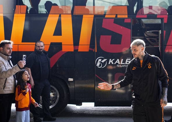 Galatasaray football team departs for UK for the match against Liverpool ISTANBUL, TURKIYE - MARCH 17: Galatasaray player Mauro Icardi greets the fans as Galatasaray football team departed from Istanbul Airport on a special flight to UK ahead of their UEFA Champions League last 16 away match against Liverpool, in Istanbul, Turkiye on March 17, 2026. Esra Bilgin Anadolu Istanbul Turkey. Editorial use only. Please get in touch for any other usage.  Copyright: x2026xAnadoluxEsraxBilginx