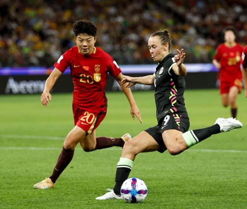 (260317) -- PERTH, March 17, 2026 -- Caitlin Foord (R) of Australia competes during the semifinal of Women s Asian Cup between China and Australia at Perth Stadium in Perth, Australia, March 17, 2026. ) (SP)AUSTRALIA-PERTH-FOOTBALL-WOMEN S ASIAN CUP-SEMIFINAL-CHN VS AUS MaxPing 