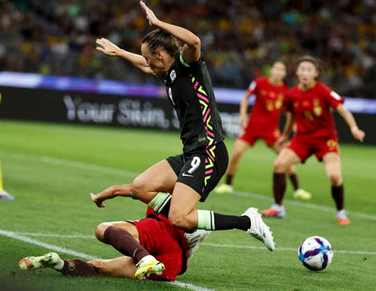 (260317) -- PERTH, March 17, 2026 -- Caitlin Foord (top) of Australia vies with Shao Ziqin of China during the semifinal of Women s Asian Cup between China and Australia at Perth Stadium in Perth, Australia, March 17, 2026. ) (SP)AUSTRALIA-PERTH-FOOTBALL-WOMEN S ASIAN CUP-SEMIFINAL-CHN VS AUS MaxPing 