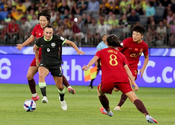 (260317) -- PERTH, March 17, 2026 -- Caitlin Foord (2nd L) of Australia competes during the semifinal of Women s Asian Cup between China and Australia at Perth Stadium in Perth, Australia, March 17, 2026. (Photo by Xinhua) (SP)AUSTRALIA-PERTH-FOOTBALL-WOMEN S ASIAN CUP-SEMIFINAL-CHN VS AUS ZhouxDan 