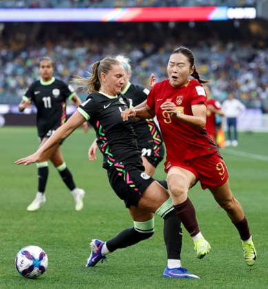 (260317) -- PERTH, March 17, 2026 -- Wurigumula (R) of China vies with Clare Hunt of Australia during the semifinal of Women s Asian Cup between China and Australia at Perth Stadium in Perth, Australia, March 17, 2026. ) (SP)AUSTRALIA-PERTH-FOOTBALL-WOMEN S ASIAN CUP-SEMIFINAL-CHN VS AUS MaxPing 