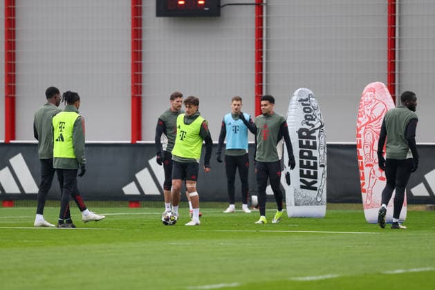 Training match, Tom Bischof FC Bayern Muenchen, 20 with Michael Olise FC Bayern Muenchen, 17 and Nicolas Jackson FC Bayern Muenchen, 11 , with Leon Goretzka FC Bayern Muenchen, 08 and Luis Diaz FC Bayern Muenchen, 14 and Josip Stanisic FC Bayern Muenchen, 44 , with Dayot Upamecano FC Bayern Muenchen, 02 , GER, Final training, FC Bayern Muenchen, Football, UEFA Champions League, Round of 16, second leg, 2025 2026 season, 17 03 2026, GER, Final training, FC Bayern Muenchen, Football, UEFA Champions League, Round of 16, second leg, 2025 2026 season, 17 03 2026 Muenchen Copyright: xEibner-Pressefoto JennixMaulx EP_JML