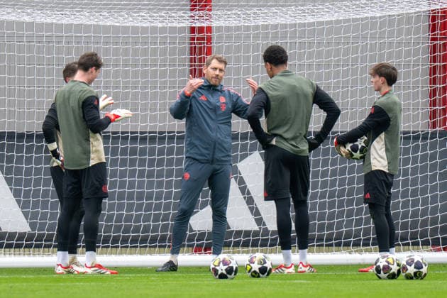 Goalkeeping coach Michael Rechner FC Bayern Muenchen in conversation with the goalkeepers, final training before the UEFA Champions League match against Atalanta Bergamo, season 2025 2026 at Saebener Strasse 17 03 2026 DFB regulations prohibit any use of photographs as image sequences and or quasi video Muenchen Bayern Germany Copyright: xkolbert-press UlrichxGamelx