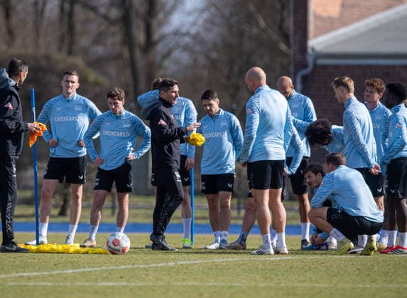 Football, Men, Season 2025 26, 2 Bundesliga, Hertha BSC, Training, f l Niklas Kolbe Hertha BSC , Leon Jensen Hertha BSC , Coach Stefan Leitl Hertha BSC , Josip Brekalo Hertha BSC , Toni Leistner Hertha BSC , John Anthony Brooks Hertha BSC , Dawid Kownacki Hertha BSC , Jeremy Dudziak Hertha BSC , Julian Eitschberger Hertha BSC , Sebastian Grönning Hertha BSC , Boris Mamuzah Lum Hertha BSC , 17 03 2026, Copyright: xSebastianxRäppold MatthiasxKochx