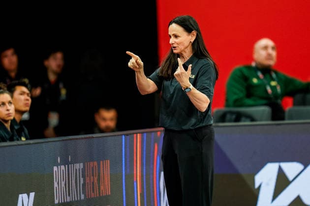 Australia v Canada - Women s World Cup 2026 Qualifier Sandy Brondello, coach of Australia, looks on during the Women s World Cup 2026 Qualifier between Australia and Canada at Turkcell Basketball Development Center in Istanbul, Turkey, on March 17, 2026. Istanbul Istanbul Turkey  Copyright: xYagizxGurtugx originalFilename:gurtug-australi260317_npE1K.jpg