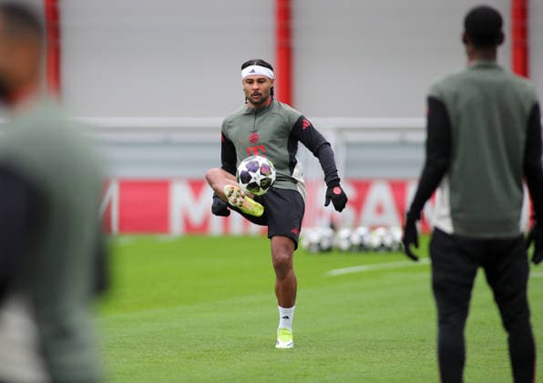Football, Men, Champions League, Season 2025 2026, FC Bayern Munich, Final training Serge Gnabry FC Bayern Munich plays a ball