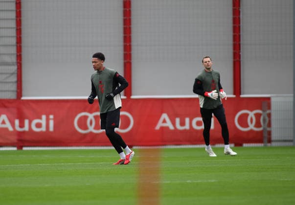 Football, Men, Champions League, Season 2025 2026, FC Bayern Munich, Final training Leonard Prescott FC Bayern Munich li running, here with Manuel Neuer FC Bayern Munich re