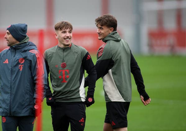 Football, Men, Champions League, Season 2025 2026, FC Bayern Munich, Final training Lennart Karl FC Bayern Munich left with Tom Bischof FC Bayern Munich right in a good mood, joking around