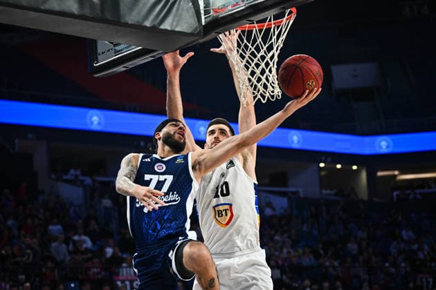 Bahcesehir Koleji v U-BT Cluj-Napoca - BKT EuroCup ISTANBUL, TURKIYE - MARCH 17: Bahcesehir Koleji’s Hunter Hale (L) and U-BT Cluj-Napoca’s Dusan Miletic (R) in action during the BKT EuroCup quarterfinal basketball match at Sinan Erdem Sports Hall in Istanbul, Turkiye, on March 17, 2026. Cem Tekkesinoglu Anadolu Istanbul Turkey. Editorial use only. Please get in touch for any other usage.  Copyright: x2026xAnadoluxCemxTekkesinoglux