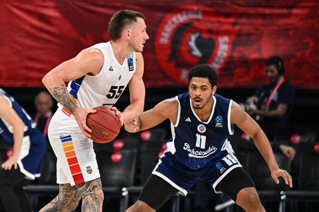 Bahcesehir Koleji v U-BT Cluj-Napoca - BKT EuroCup ISTANBUL, TURKIYE - MARCH 17: Bahcesehir Koleji’s Matt Mitchell (11) and U-BT Cluj-Napoca’s Mitchell Creek (55) in action during the BKT EuroCup quarterfinal basketball match at Sinan Erdem Sports Hall in Istanbul, Turkiye, on March 17, 2026. Cem Tekkesinoglu Anadolu Istanbul Turkey. Editorial use only. Please get in touch for any other usage.  Copyright: x2026xAnadoluxCemxTekkesinoglux