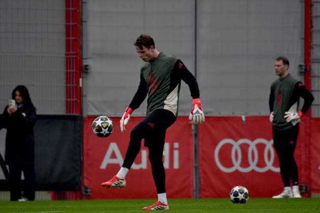 17 03 2026, FC Bayern Training Center, Munich, Training FC Bayern Munich , in the picture final training of FC Bayern Munich before the Champions League second leg against Atalanta Bergamo, goalkeeper Jonas Urbig Munich , goalkeeper Manuel Neuer Munich Photo by Midori Ikenouchi Hasan Bratic DeFodi Images