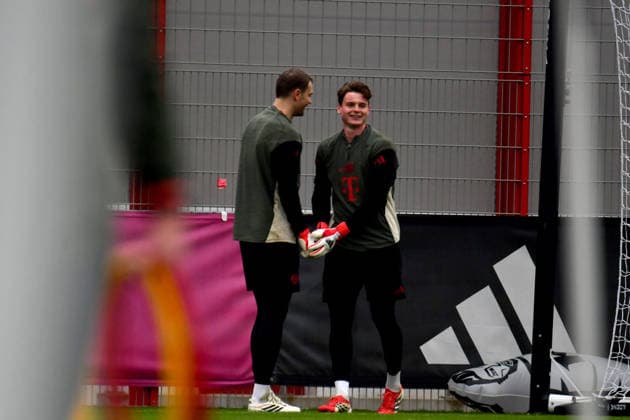 17 03 2026, FC Bayern Training Center, Munich, Training FC Bayern Munich , in the picture final training of FC Bayern Munich before the Champions League second leg against Atalanta Bergamo, goalkeeper Manuel Neuer Munich , goalkeeper Jonas Urbig Munich Photo by Midori Ikenouchi Hasan Bratic DeFodi Images