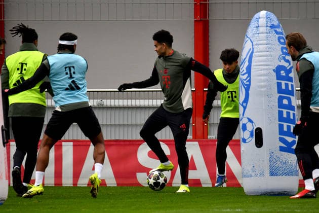 17 03 2026, FC Bayern Training Center, Munich, Training FC Bayern Munich , in the picture final training of FC Bayern Munich before the Champions League second leg against Atalanta Bergamo, Michael Olise Munich , Serge Gnabry Munich Photo by Midori Ikenouchi Hasan Bratic DeFodi Images