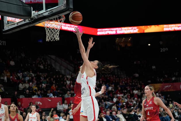 Turkiye v Hungary - Women s World Cup 2026 Qualifier Sevgi Uzun of Turkey plays during the Women s World Cup 2026 Qualifier between Turkey and Hungary at Turkcell Basketball Development Center on March 17, 2026, in Istanbul, Turkey. Istanbul Istanbul Turkey  Copyright: xYagizxGurtugx originalFilename:gurtug-turkiyev260317_npErA.jpg