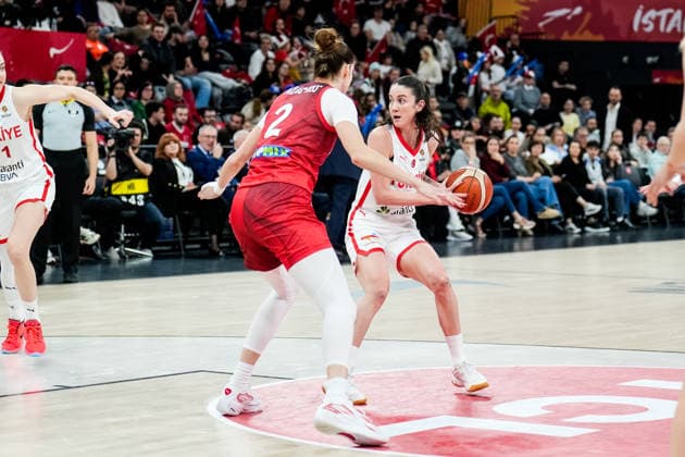 Turkiye v Hungary - Women s World Cup 2026 Qualifier Olcay Cakir of Turkey is challenged by Virag Takacs-Kiss of Hungary during the Women s World Cup 2026 Qualifier between Turkey and Hungary at Turkcell Basketball Development Center on March 17, 2026, in Istanbul, Turkey. Istanbul Istanbul Turkey  Copyright: xYagizxGurtugx originalFilename:gurtug-turkiyev260317_npItw.jpg