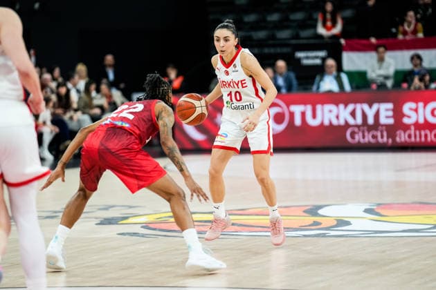 Turkiye v Hungary: Women s World Cup 2026 Qualifier Alperi Onar of Turkey competes with Yvonne Turner of Hungary during the Women s World Cup 2026 Qualifier between Turkey and Hungary at Turkcell Basketball Development Center on March 17, 2026, in Istanbul, Turkey. Istanbul Istanbul Turkey  Copyright: xYagizxGurtugx originalFilename:gurtug-turkiyev260317_nplwz.jpg