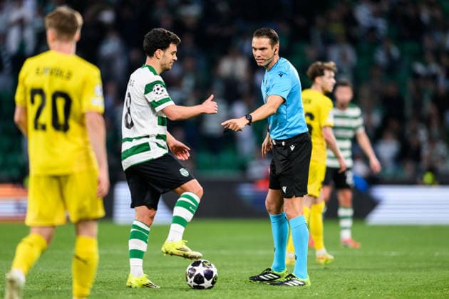 260317 Pedro Goncalves of Sporting and referee Sandro Schärer during the UEFA Champions League football match between Sporting CP and Bodo Glimt on March 17, 2026 in Lisbon Photo Marius Simensen BILDBYRAN COP 238 MM0063 bbeng football fotball fotboll soccer uefa champions league mesterligaen bodo glimt sporting clube de portugal sporting lisboa sporting lisbon sporting cp  Copyright: MARIUSxSIMENSEN BB260317BB678