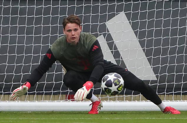 17 03 2026, FC Bayern Training, Saebenerstrasse Muenchen, Soccer, Sport, in the picture Jonas Urbig FC Bayern Muenchen