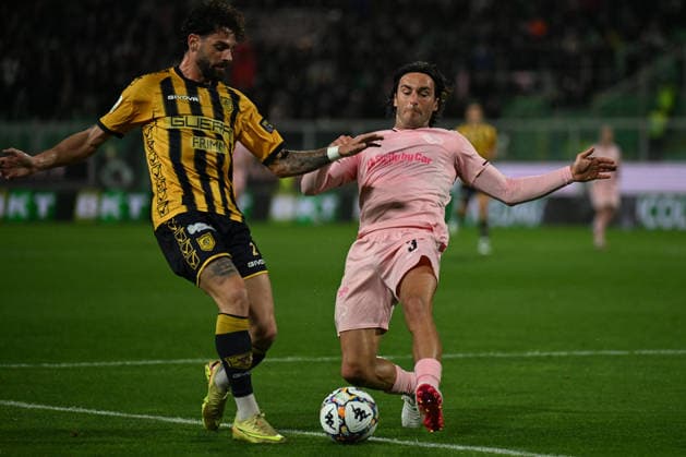 Manuel Ricciardi (S.S. Juve Stabia) in action against Tommaso Augello (Palermo F.C.) during the Italian Serie BKT match between Palermo F.C. vs S.S. Juve Stabia 17th March 2026 at the Renzo Barbera stadium in Palermo, Italy  Copyright: xVincenzoxOrlando IPAxSportx xipa-agency.netx xx IPA_73046404 IPA_Agency_IPA73046404