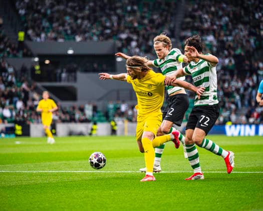 March 17, 2026, Lisbon, Lisbon, Portugal: Kasper Hogh of Bodo Glimt in control of the ball in another attack, during the UEFA Champions League - Round of 16 (2nd leg), between Sporting CP vs FC Bodo Glimt at Alvalade Stadium, Lisbon, on March 17, 2026 Lisbon Portugal - ZUMAr200 20260317_zsp_r200_016 Copyright: xNunoxReisinhox