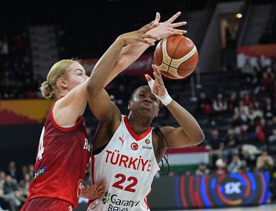 Turkiye v Hungary - FIBA Women’s World Cup Qualifiers ISTANBUL, TURKIYE - MARCH 17: Kennedy Burke (22) of Turkiye in action against Dorka Juhasz (L) of Hungary during the FIBA Women’s World Cup Qualifiers Group C basketball match between Turkiye and Hungary at the Turkcell Basketball Development Center, in Istanbul, Turkiye, on March 17, 2026. Esra Bilgin Anadolu Istanbul Turkey. Editorial use only. Please get in touch for any other usage.  Copyright: x2026xAnadoluxEsraxBilginx