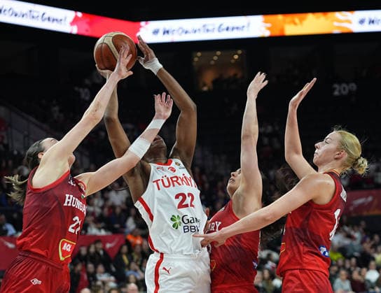 Turkiye v Hungary - FIBA Women’s World Cup Qualifiers ISTANBUL, TURKIYE - MARCH 17: Kennedy Burke (22) of Turkiye in action against Yvonne Turner (22) of Hungary during the FIBA Women’s World Cup Qualifiers Group C basketball match between Turkiye and Hungary at the Turkcell Basketball Development Center, in Istanbul, Turkiye, on March 17, 2026. Esra Bilgin Anadolu Istanbul Turkey. Editorial use only. Please get in touch for any other usage.  Copyright: x2026xAnadoluxEsraxBilginx
