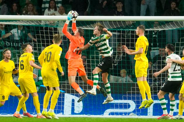 Football, Champions League 2025 2026 Sporting Lisbon Bodo Glimt Lisbon, Portugal 20260317 Glimt s goalkeeper Nikita Haikin and Sporting s Morten Hjulmand during the football match in the Champions League between Sporting Lisboa and Bodo Glimt at Estadio JosÃ Alvalade Photo Fredrik Varfjell NTB Lisboa Portugal EDITORIAL USE ONLY RESTRICTED USE FOR BETTING COMPANIES  Copyright: xFredrikxVarfjellx xNTBx