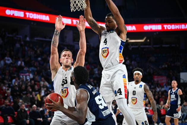 Bahcesehir Koleji v U BT Cluj Napoca - BKT EuroCup ISTANBUL, TURKIYE - MARCH 17: Bahcesehir Koleji player Trevion Williams and U BT Cluj Napoca player Nighael Ceaser (4) compete for the ball during the BKT EuroCup quarter final basketball match between Bahcesehir Koleji and U BT Cluj Napoca at Sinan Erdem Sports Hall in Istanbul, Turkiye on March 17, 2026. Cem Tekkesinoglu Anadolu Istanbul Turkey. Editorial use only. Please get in touch for any other usage.  Copyright: x2026xAnadoluxCemxTekkesinoglux