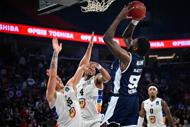 Bahcesehir Koleji v U BT Cluj Napoca - BKT EuroCup ISTANBUL, TURKIYE - MARCH 17: Bahcesehir Koleji player Trevion Williams and U BT Cluj Napoca player Nighael Ceaser (4) compete for the ball during the BKT EuroCup quarter final basketball match between Bahcesehir Koleji and U BT Cluj Napoca at Sinan Erdem Sports Hall in Istanbul, Turkiye on March 17, 2026. Cem Tekkesinoglu Anadolu Istanbul Turkey. Editorial use only. Please get in touch for any other usage.  Copyright: x2026xAnadoluxCemxTekkesinoglux