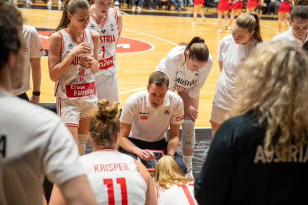 BASKETBALL - FIBA Quali, AUT vs SUI VIENNA,AUSTRIA,17.MAR.26 - BASKETBALL - FIBA Women s EURO Basket 2027, qualification, Austria vs Switzerland. Image shows head coach Jesper Sundberg (AUT) talking with team of AUT.  GEPAxpictures xGabrielxLopez