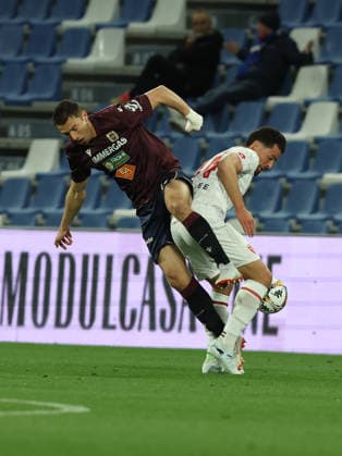 Andrija Novakovich della Reggiana in contrasto con Andrea Carboni del Monza durante la partita di Serie B tra Reggiana e Monza al Mapei Stadium di Reggio Emilia, Italia - martedÃ¬ 17 marzo 2026. - Calcio. (Foto di Gianni Santandrea Lapresse)  Copyright: xGiannixSantandrea LaPressex