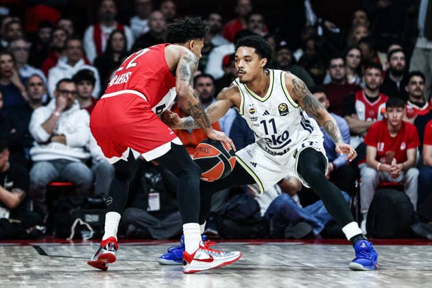 Olympiacos Piraeus v Fenerbahce Beko - Euroleague PIRAEUS, GREECE - MARCH 17: Tyler Dorsey (L) of Olympiacos Piraeus in action against Brandon Boston (11) Fenerbahce during the Euroleague match between Olympiacos Piraeus and Fenerbahce Beko, at Peace and Friendship Stadium, in Piraeus, Greece, on 17 March, 2026. Andreas Papakonstantinou Anadolu Piraeus Greece. Editorial use only. Please get in touch for any other usage.  Copyright: x2026xAnadoluxAndreasxPapakonstantinoux