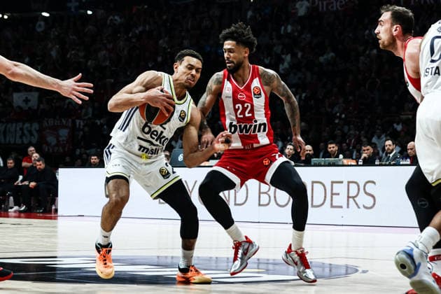 Olympiacos Piraeus v Fenerbahce Beko - Euroleague PIRAEUS, GREECE - MARCH 17: Tyler Dorsey (L) of Olympiacos Piraeus in action against Wade Baldwin (22) Fenerbahce during the Euroleague match between Olympiacos Piraeus and Fenerbahce Beko, at Peace and Friendship Stadium, in Piraeus, Greece, on 17 March, 2026. Andreas Papakonstantinou Anadolu Piraeus Greece. Editorial use only. Please get in touch for any other usage.  Copyright: x2026xAnadoluxAndreasxPapakonstantinoux