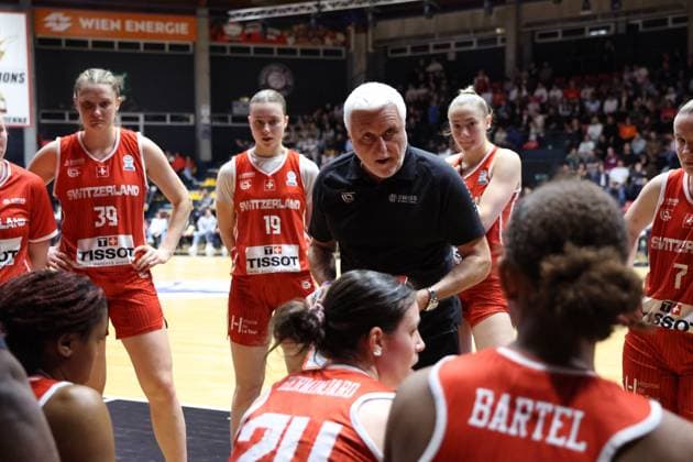 VIENNA, AUSTRIA, MAR. 17, 2026 WOMEN BASKETBALL EUROBASKET 2027 QUALIFIERS Â·First Round Â· Group D, AUSTRIA vs SWITZERLAND head coach Francois Gomez (SUI) gives tactical instructions to the team during a timeout in the EuroBasket match in Vienna. VIENNA VIENNA, Hallmann Dome Hallmann Dome, Austria (AUT) AUSTRIA
