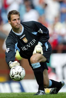 Aston Villa V Liverpool, Premier League Thomas Sorensen of Aston Villa throwing the ball during the Premier League match between Aston Villa and Liverpool at Villa Park on August 24, 2003 in Birmingham, England. Birmingham Villa Park England United Kingdom Copyright: xAllstarxPicturexLibraryxLtdx