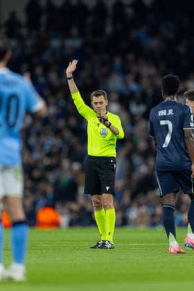 Football - UEFA Champions League - Round of 16 - 2nd Leg - Manchester City FC v Real Madrid CF MANCHESTER, ENGLAND - Tuesday, March 17, 2026: Referee ClÃ ment Turpin waiting for VAR to check for a potential handball during the UEFA Champions League Round of 16 2nd Leg match between Manchester City FC and Real Madrid CF at the City of Manchester Stadium. (Photo by David Rawcliffe Propaganda) MANCHESTER City of Manchester Stadium GREATER MANCHESTER ENGLAND  Copyright: xDavidxRawcliffex P2026-03-17-Man_City_Real_Madrid-11