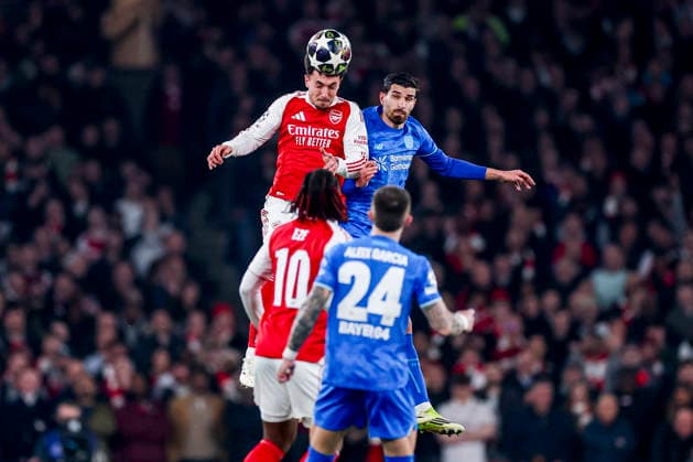 LONDON, ENGLAND - MARCH 17: Piero Hincapie of Arsenal and Jonas Hofmann of Bayer 04 Leverkusen compete for the headed ball during the UEFA Champions League 2025 26 Round of 16 Second Leg match between Arsenal FC and Bayer 04 Leverkusen at Arsenal Stadium on March 17, 2026 in London, England.  Copyright: xRenexNijhuis MBxMediax