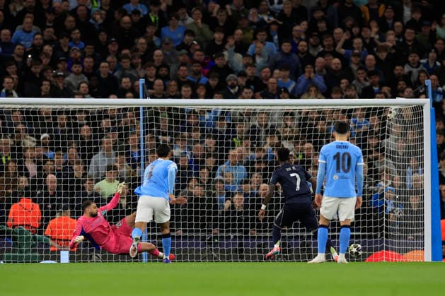 Manchester City v Real Madrid, Champions League Vinicius Junior (7) of Real Madrid scores a penalty to make it 0-1 during the Champions League match between Manchester City and Real Madrid at the Etihad Stadium, Manchester, UK on 17 March 2026. Manchester Etihad Stadium Manchester UK Editorial use only , Copyright: xConorxMolloyx PSI-23911-0033