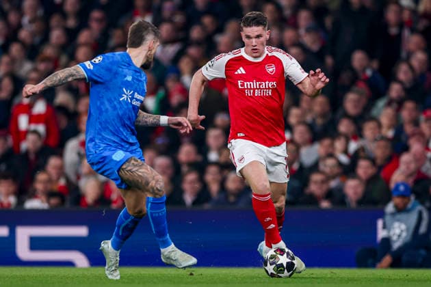 LONDON, ENGLAND - MARCH 17: Viktor Gyokeres of Arsenal dribbles with the ball under pressure from Robert Andrich of Bayer 04 Leverkusen during the UEFA Champions League 2025 26 Round of 16 Second Leg match between Arsenal FC and Bayer 04 Leverkusen at Arsenal Stadium on March 17, 2026 in London, England.  Copyright: xRenexNijhuis MBxMediax