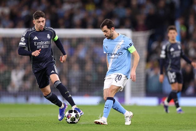 Manchester City v Real Madrid - UEFA Champions League MANCHESTER, UNITED KINGDOM - MARCH 17: Bernardo Silva of Manchester City passes the ball whilst under pressure from Federico Valverde of Real Madrid during the UEFA Champions League Round of 16 Second Leg match between Manchester City and Real Madrid CF at City of Manchester Stadium on March 17, 2026 in Manchester, United Kingdom. Alex Livesey Anadolu Manchester United, ManU Kingdom. Editorial use only. Please get in touch for any other usage.  Copyright: x2026xAnadoluxAlexxLiveseyx
