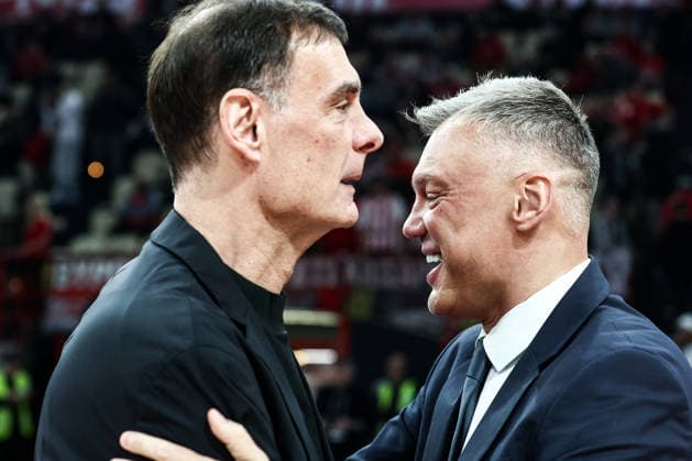 Olympiacos Piraeus v Fenerbahce Beko - Euroleague PIRAEUS, GREECE - MARCH 17: Olympiacos Head Coach Giorgos Bartzokas reacts with Fenerbache s Head Coach Saras Jasikevicius during the Euroleague match between Olympiacos Piraeus and Fenerbahce Beko, at Peace and Friendship Stadium, in Piraeus, Greece, on 17 March, 2026. Andreas Papakonstantinou Anadolu Piraeus Greece. Editorial use only. Please get in touch for any other usage.  Copyright: x2026xAnadoluxAndreasxPapakonstantinoux