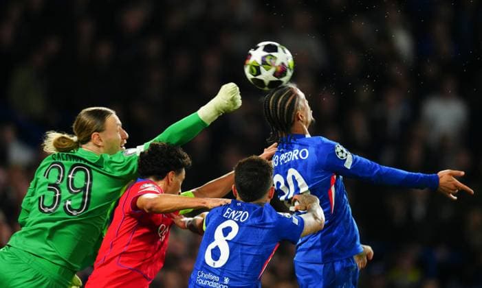 Joao Pedro of Chelsea heads on under pressure from PSG goalkeeper Matvey Safonov Chelsea v Paris Saint-Germain, UEFA Champions League, Round of 16, Second Leg, Football, Stamford Bridge, London, UK - 17 Mar 2026London Stamford Bridge United Kingdom EDITORIAL USE ONLY No use with unauthorised audio, video, data, fixture lists, club league logos or live services. Online in-match use limited to 120 images, no video emulation. No use in betting, games or single club league player publications. Copyright: xJavierxGarcia Shutterstockx 16776377z
